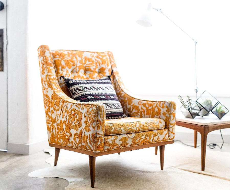 Fauteuil en bois massif tapissé